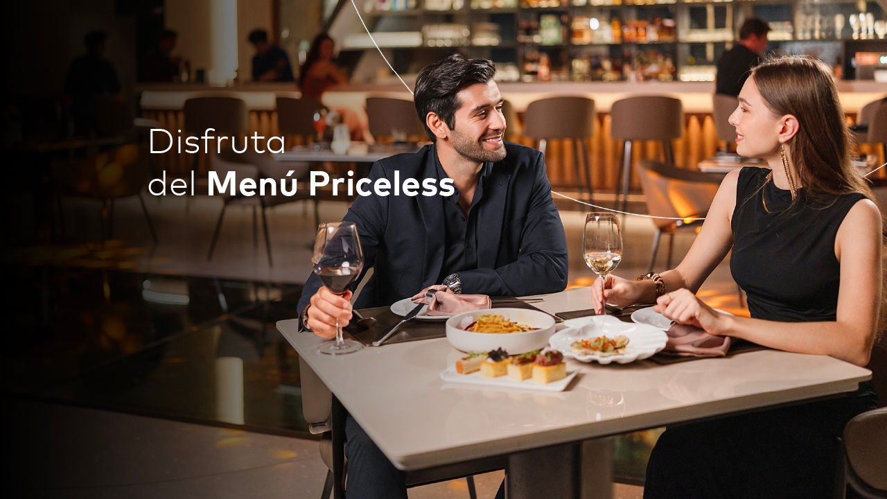 Una mujer toca una pared de imágenes de tarjetas translúcidas. 