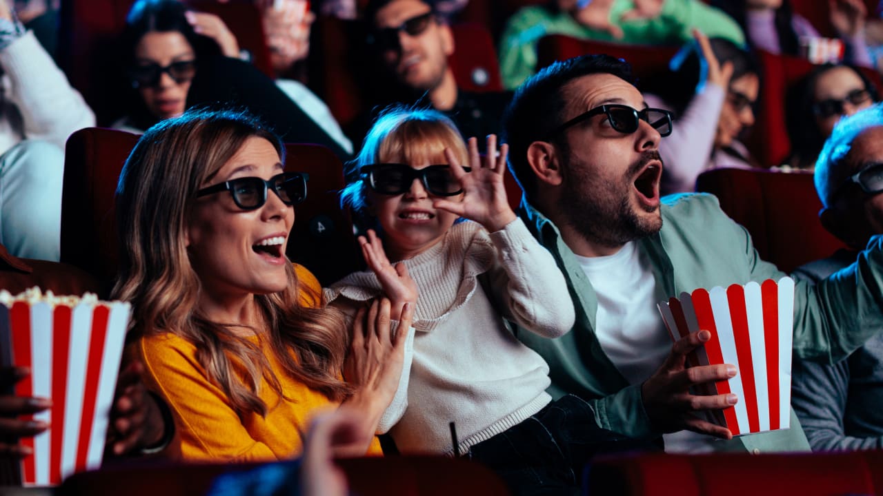 схвильований сімейний перегляд 3D фільму