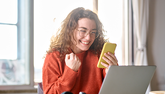 Frau, die ein Spiel auf ihrem Telefon spielt
