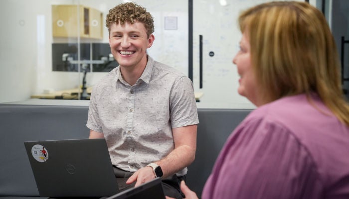 lächelnde Mitarbeiter