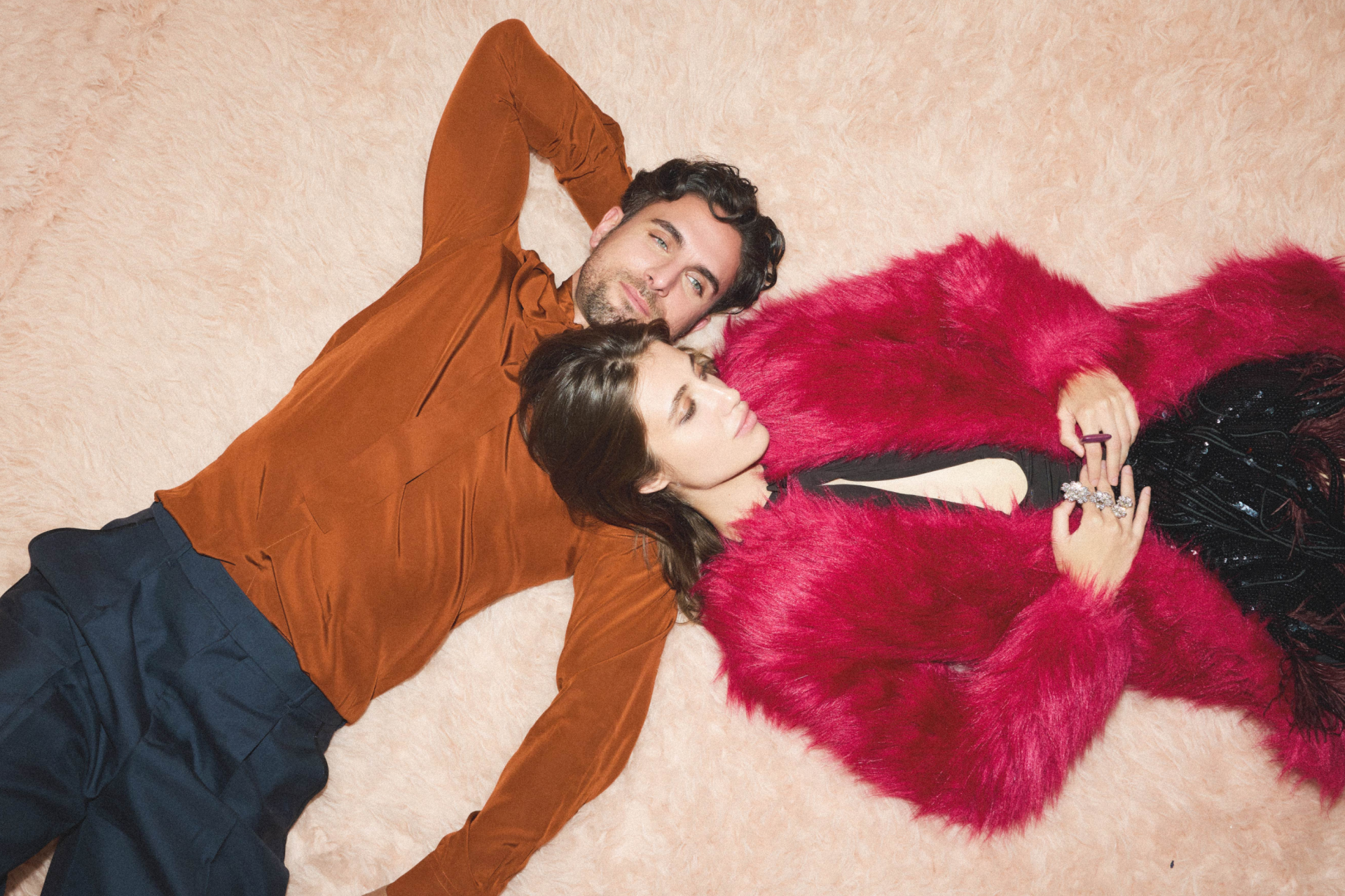 Muškarac i žena leže. 