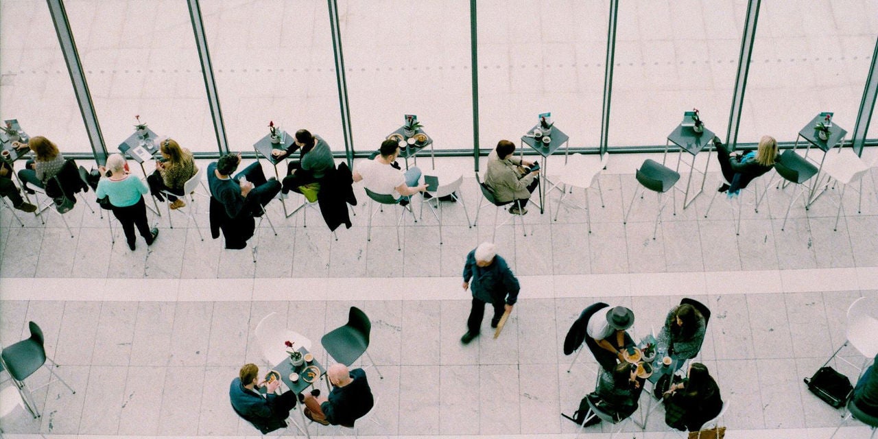 Les gens mangent à des tables séparées