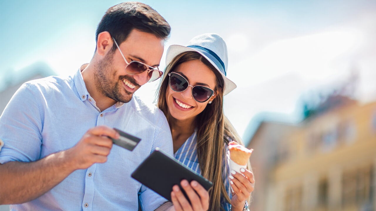 couple doing online checkout