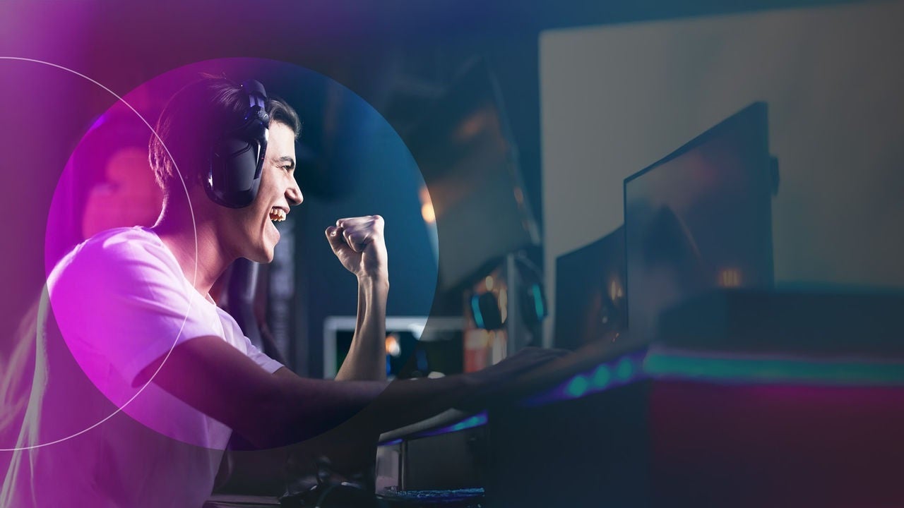 גבר מריע בזמן משחק מחשב.