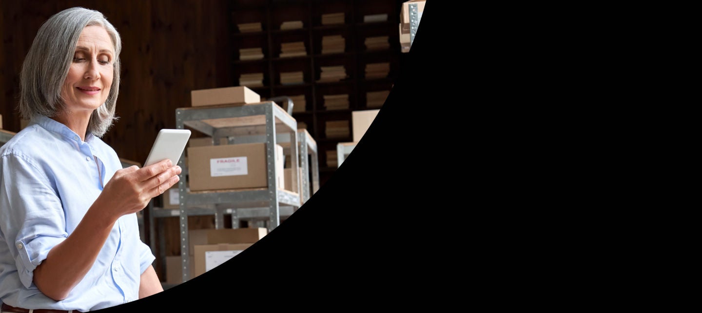 אישה מביטה בטלפון