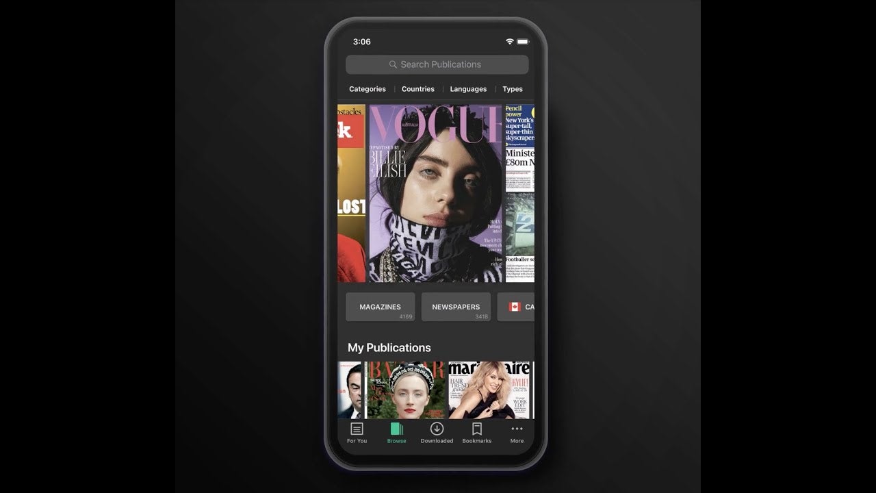 Okostelefon kijelzőjén digitális magazin alkalmazás, felül magazin címlap, alatta kiadványkategóriák és borítók listája