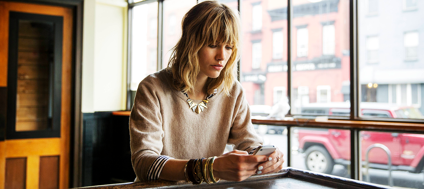 Femme au téléphone au magasin