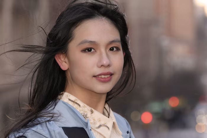 Azijka gleda u kameru