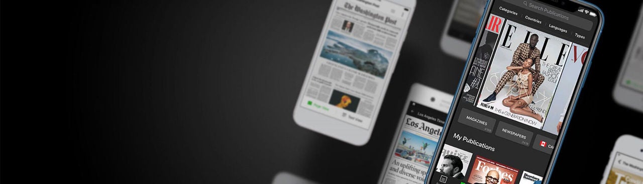 Okostelefonok lebegő elrendezésben, kijelzőjükön digitális magazinok és cikkek borítóival, sötét háttér előtt