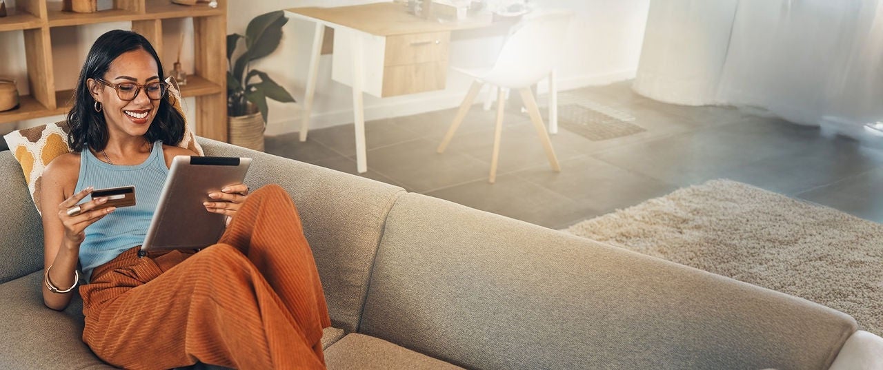 אימא וילדה מסתכלות על מחשב נייד.