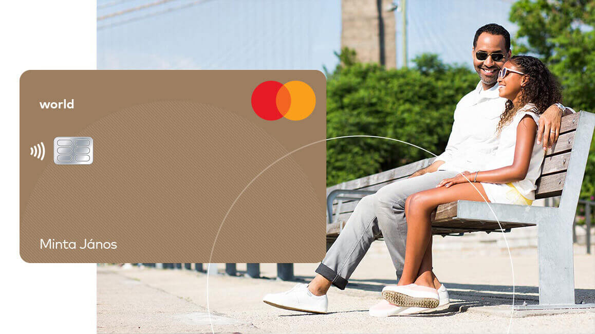 Pár padon ül egy parkban, előtérben bankkártya grafika, háttérben városi környezet és zöld növényzet