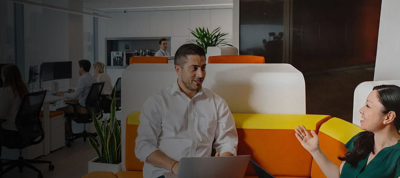 des collègues au bureau qui discutent