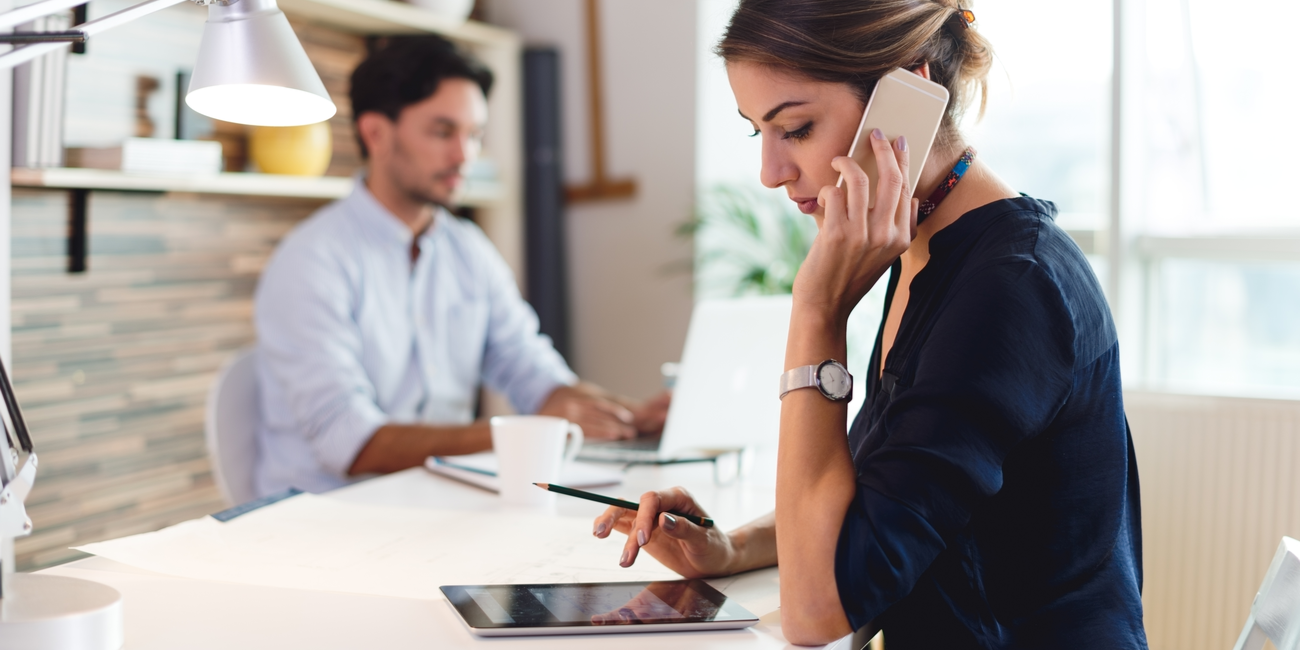 Žena gleda stalak s odjećom unutar siluete logotipa Mastercard.