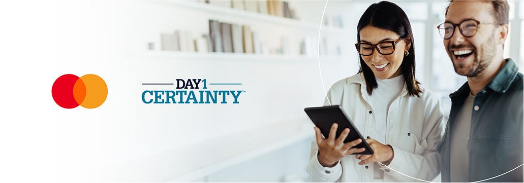 Imagem que mostra a parceria da Mastercard com a Fannie Mae para um novo serviço centralizado de verificação de hipotecas, incluindo um homem e uma mulher na foto. 