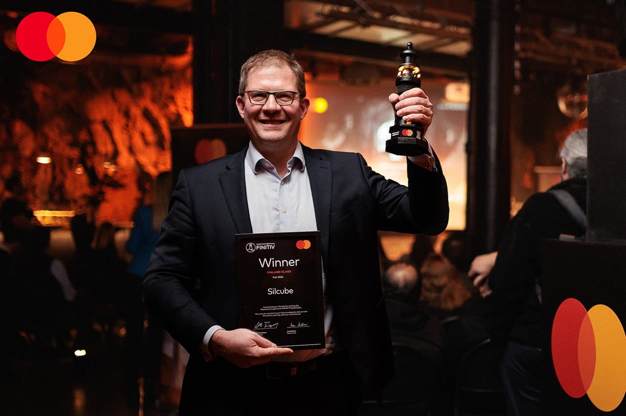 silcube winner raising lighthouse trophy