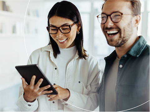 Femme et homme regardant leur téléphone
