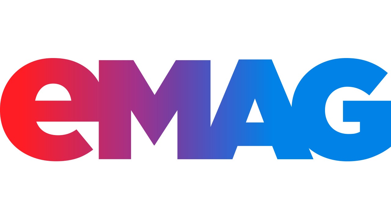 Az eMAG logója egy vastag, kisbetűs „eMAG” felirat élénk pirosból lilán át kékbe futó színátmenettel, amely a márka modern, digitális és dinamikus jellegét hangsúlyozza.