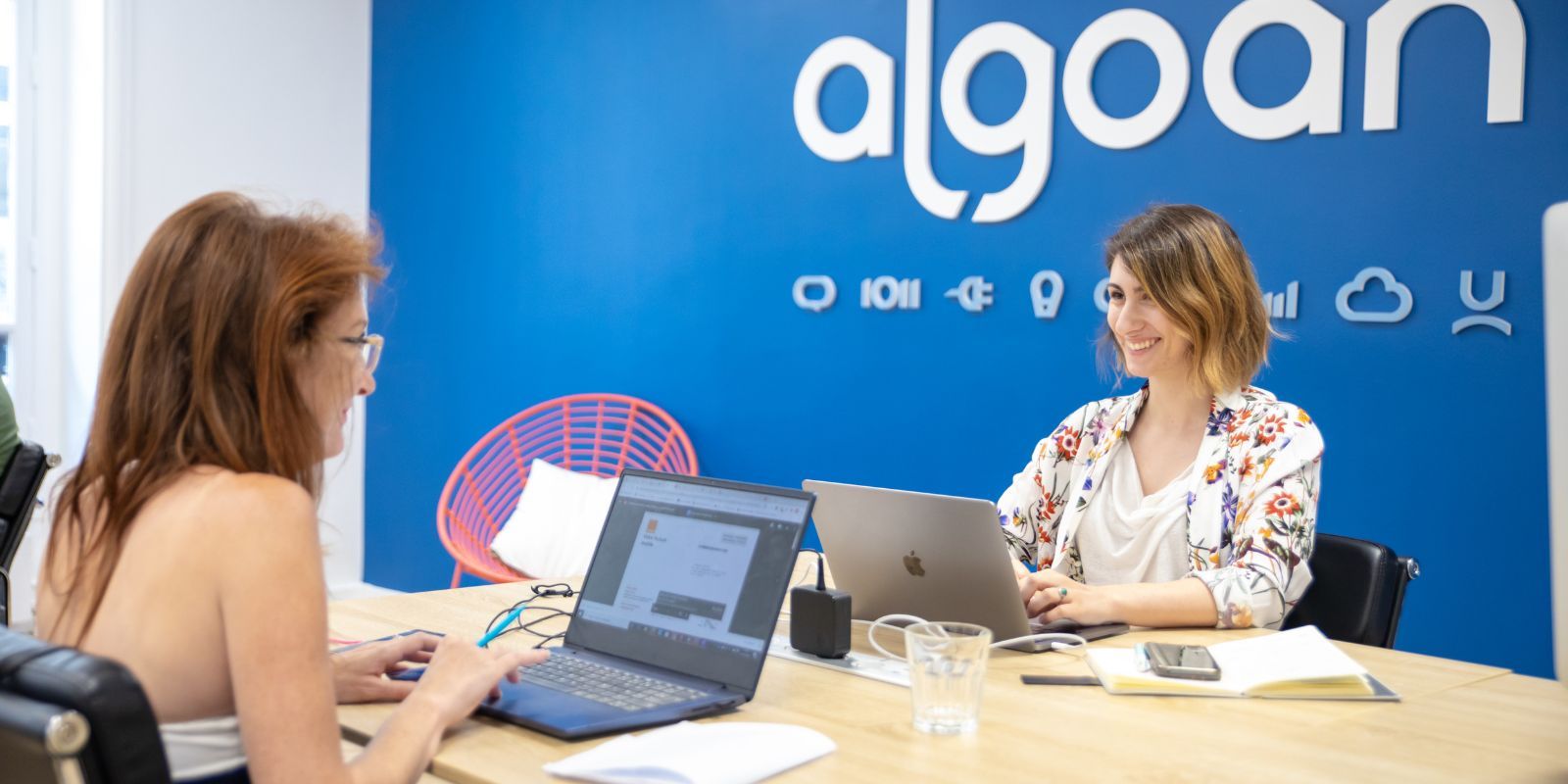 Algoan customer service helping a customer