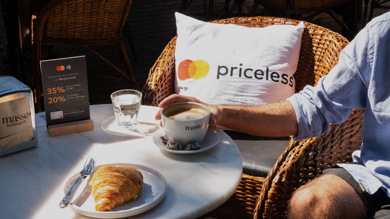 Personas disfrutando de un museo.