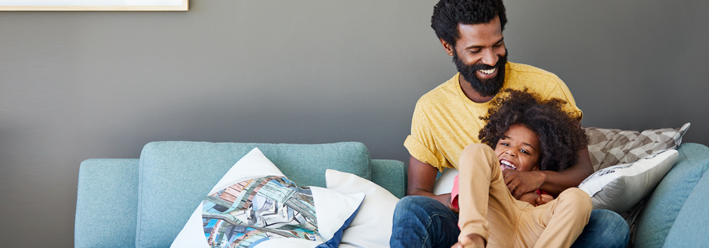 الأب والابن على الأريكة يبتسمان