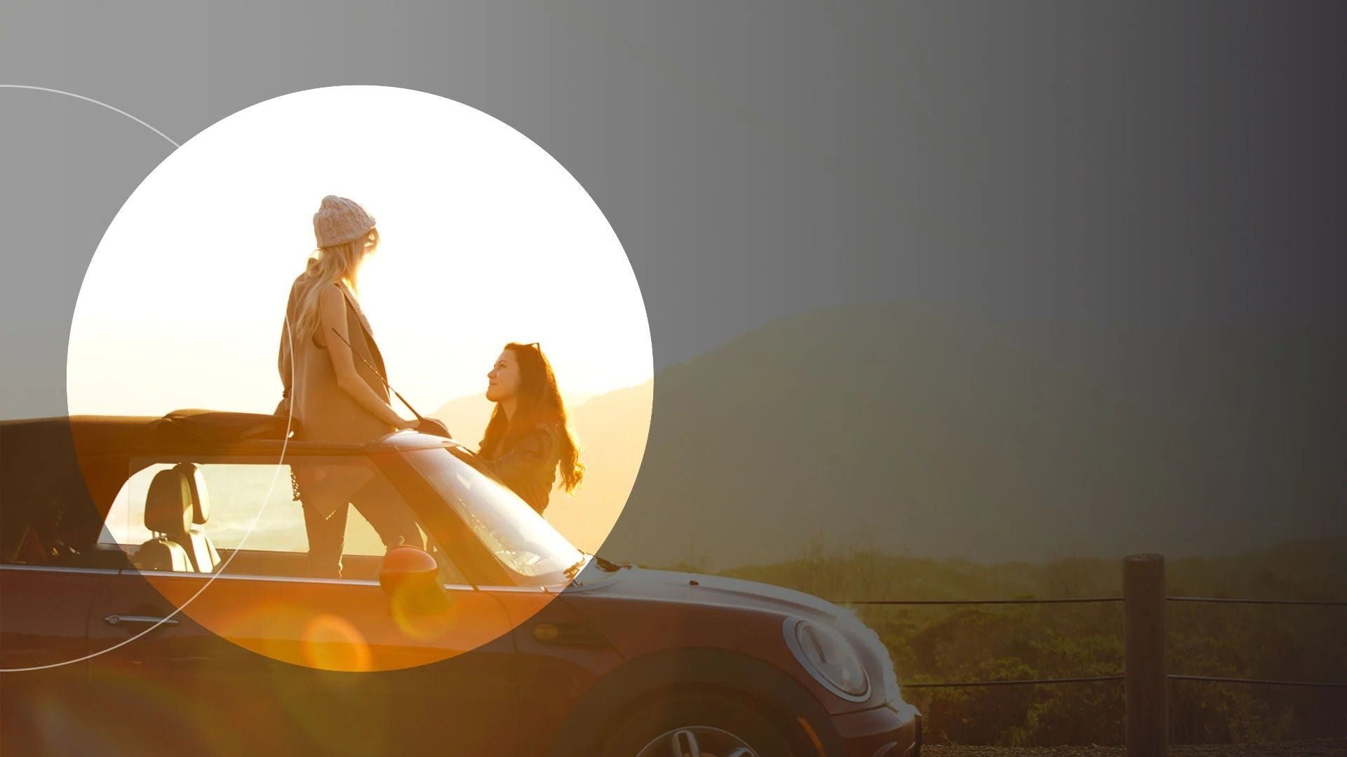 שתי נשים מביטות זו בזו מהמכונית. 