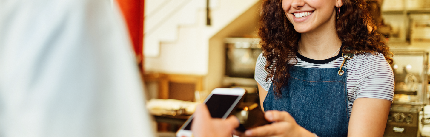 Caissier prenant les paiements par téléphone