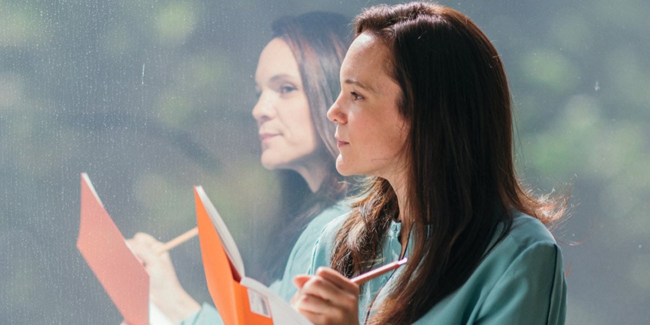 Una mujer de negocios tomando apuntes
