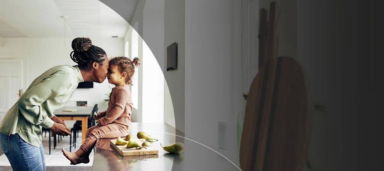 אמא בשיחה אינטימית עם בתה במטבח.