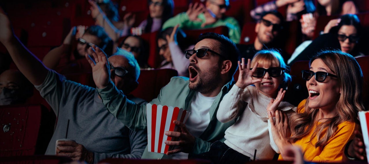 схвильований сімейний перегляд 3D фільму