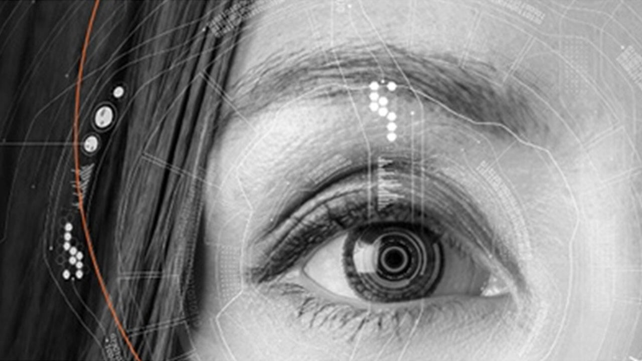 Közeli felvétel egy emberi szemről, digitális és biometrikus azonosítást jelképező grafikus elemekkel.