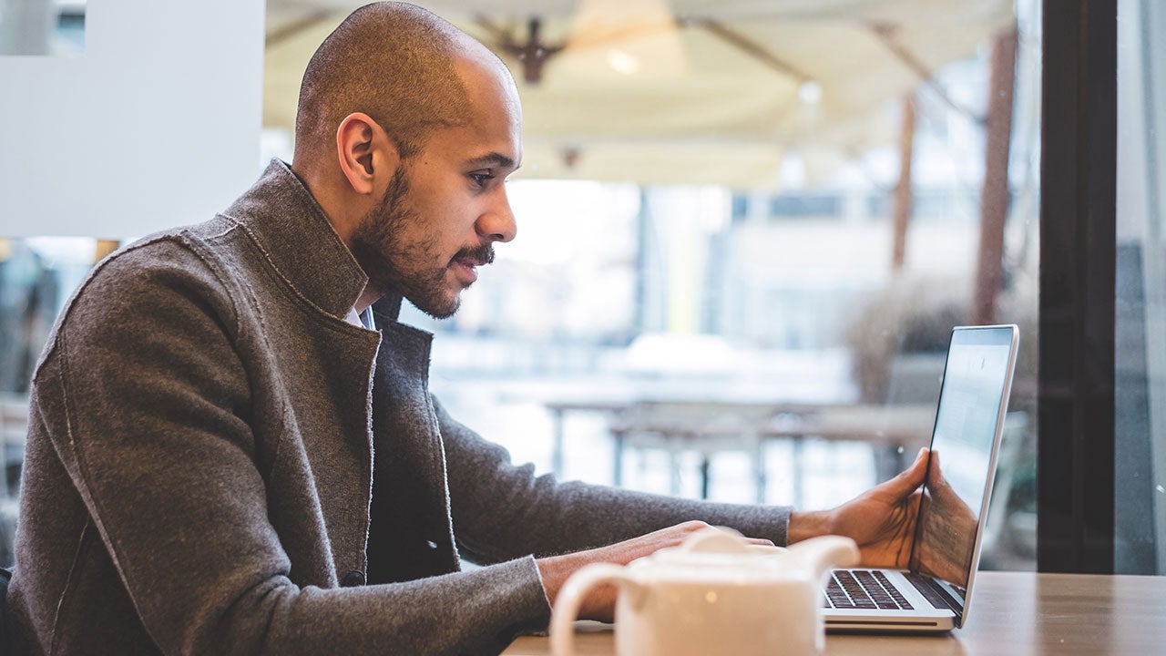 Grupo de torcedores vibrando pelo seu time.