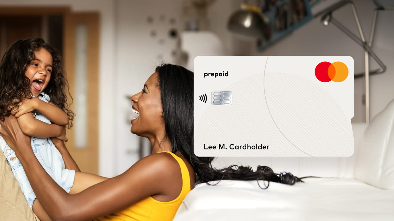 امرأة مع فتاة تحمل بطاقة صرف حكومية