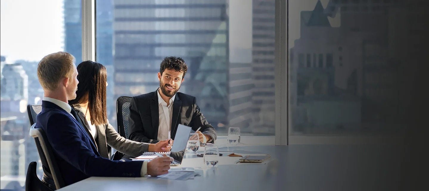 אנשי עסקים עובדים בחדר ישיבות.