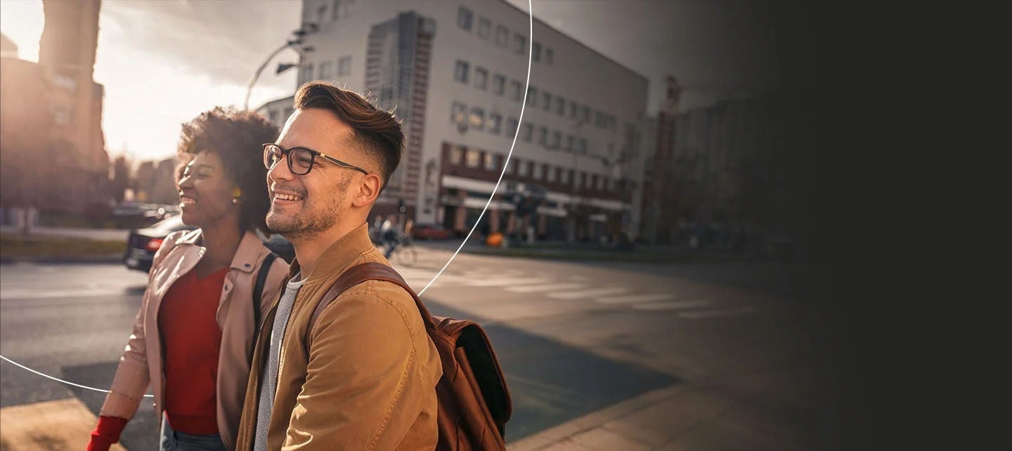 زوجان يسيران في الشارع.