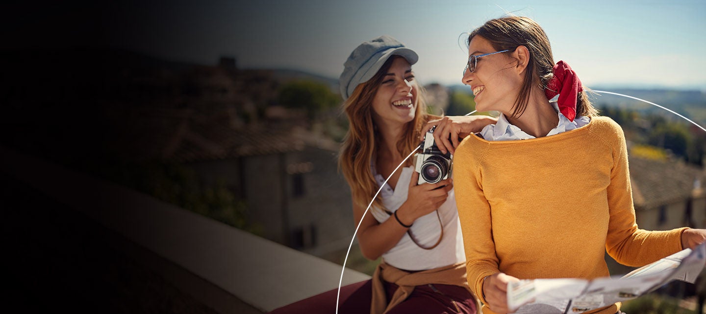 Dvoje ljudi se smije na ulici.