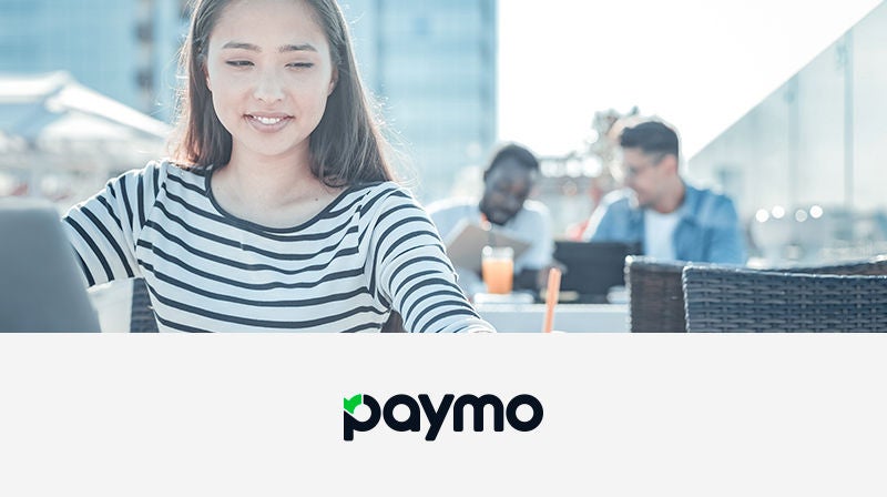Девушка улыбается и работает за ноутбуком
