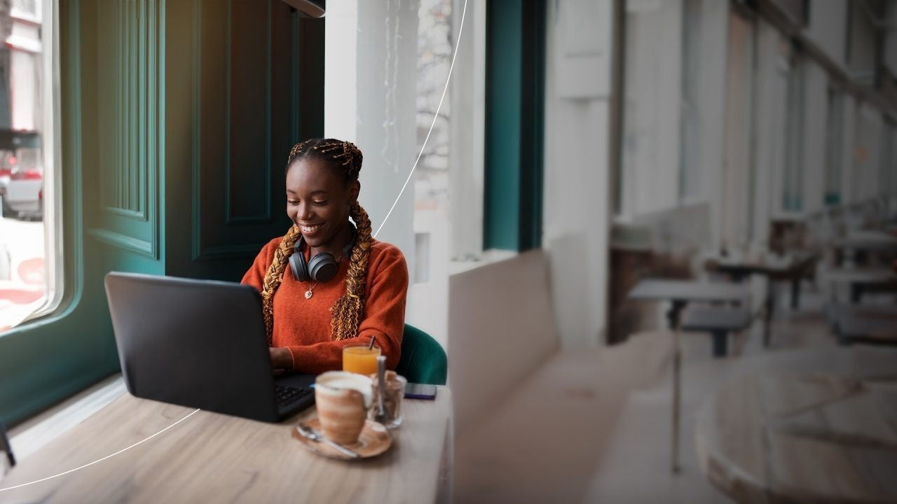 לקוח במסעדה עם מחשב נייד.