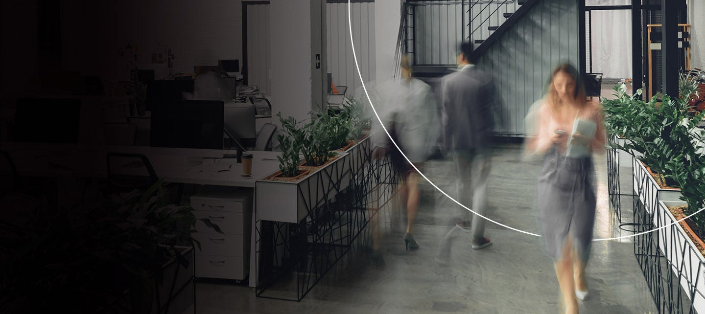 Prikaz ureda sa zaposlenicima u pokretu.