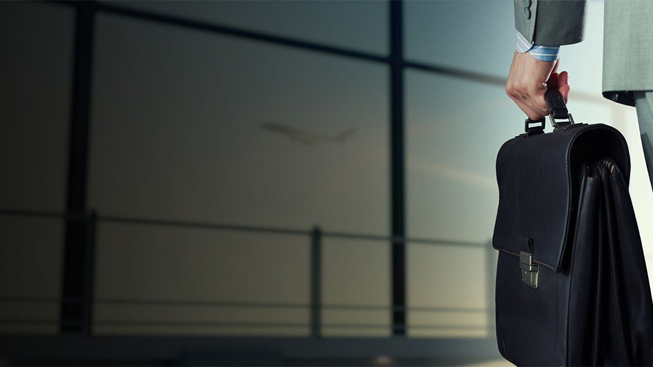 Uomo vcon valigetta in aeroporto