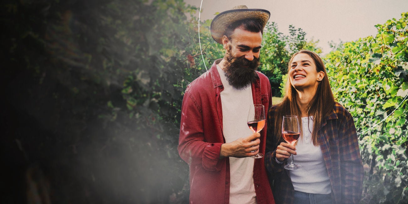 Two smiling people enjoying the benefits of being a Mastercard cardholder.