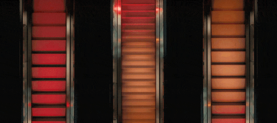 Osoba z napojem relaksuje się na dmuchanym kole w industrialnym otoczeniu