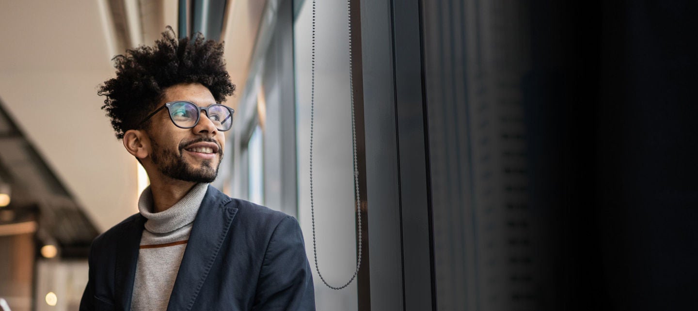 איש במשרד מביט החוצה