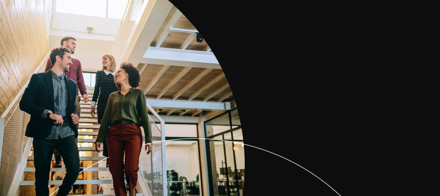 אנשים משוחחים ויורדים במדרגות המשרד