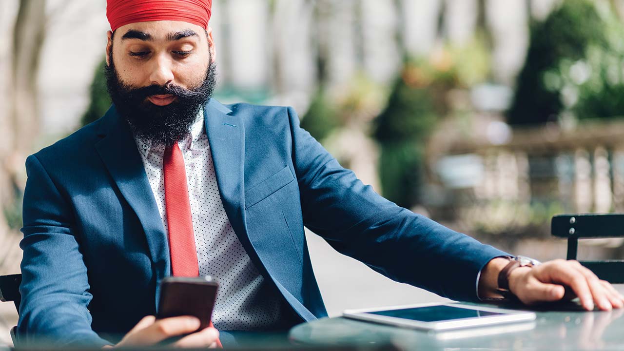Homme utilisant son téléphone.
