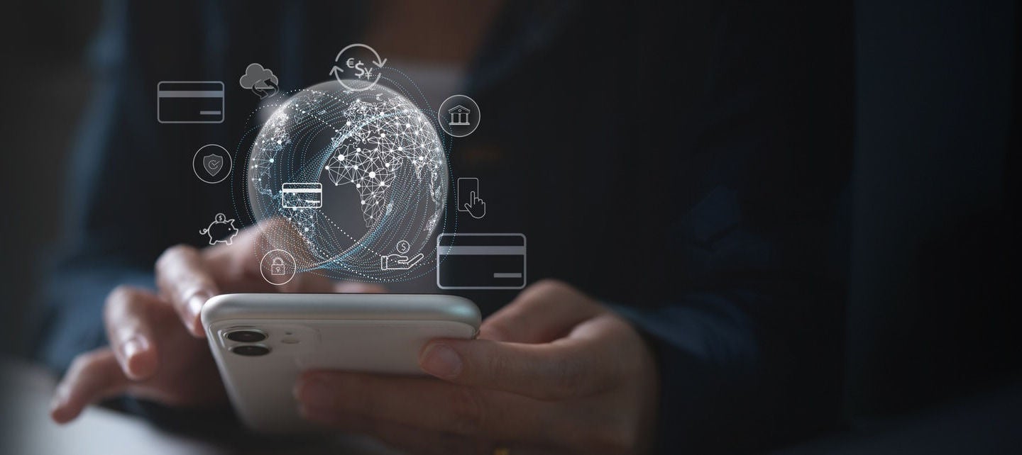 גלובוס הולוגרפי עם סמלים המסמלים רשת תשלומים גלובלית מודרנית ועסקאות דיגיטליות חלקות.