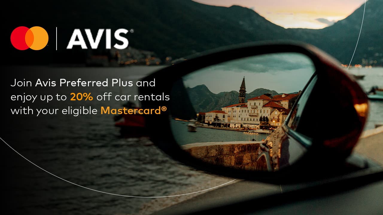 ტურისტი ტაძარს ფოტოს უღებს