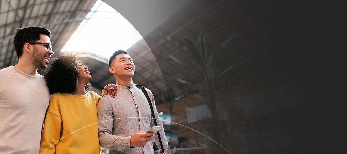 שלושה אנשים מחייכים והולכים.