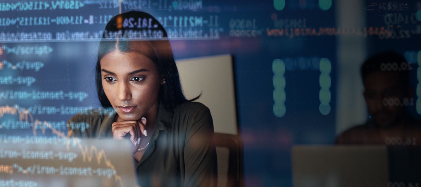 אישה עובדת כדי למנוע מתקפות סייבר.