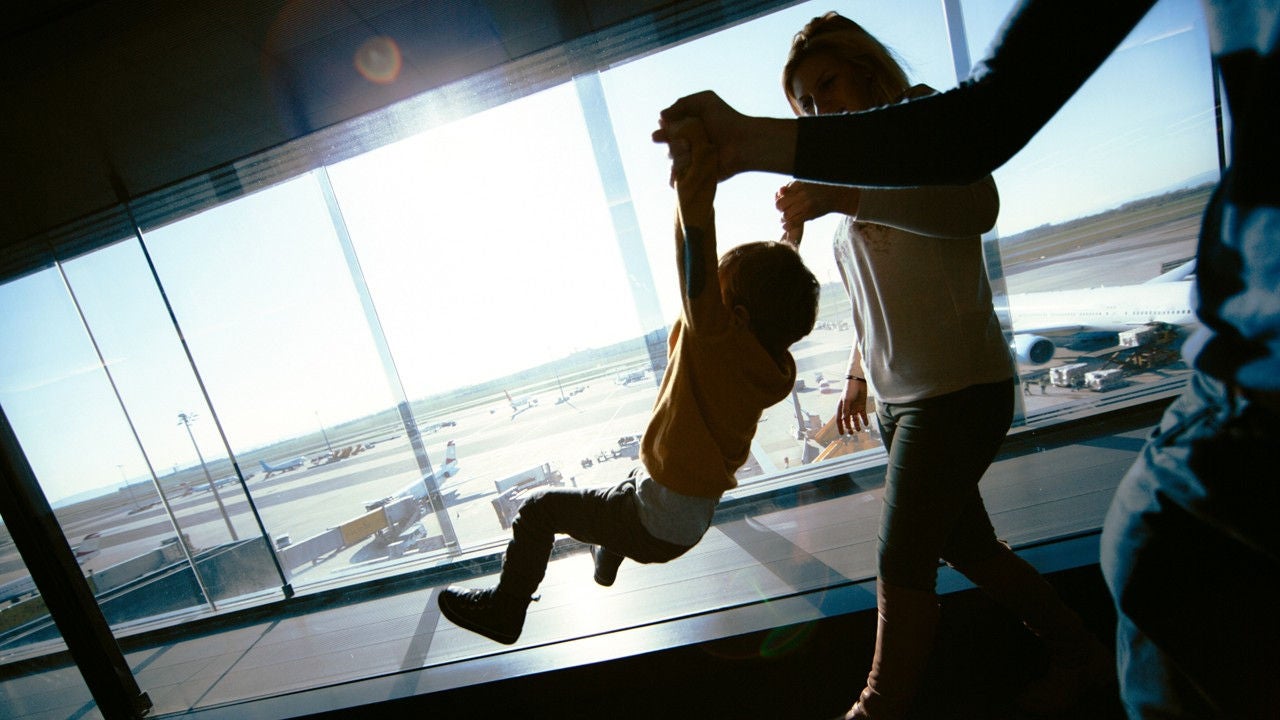 Personas disfrutando de un museo.