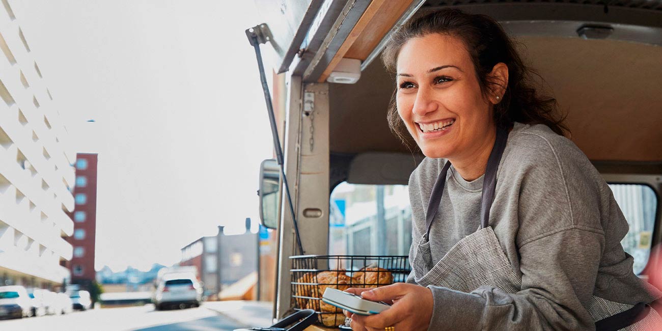 Un barco navegando con un horizonte de fondo